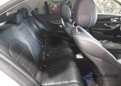 2017 Mercedes-Benz C 300 z USA, uszkodzony, nr VIN 55SWF4JB0HU217379